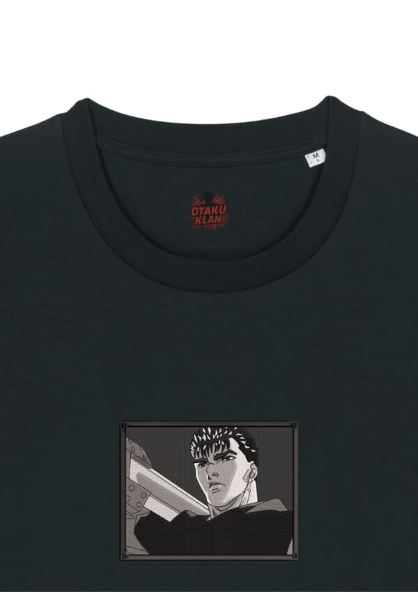 Camiseta Blanca Detalle Espadachín Negro - Guts (2) Espadachín Negro - Guts