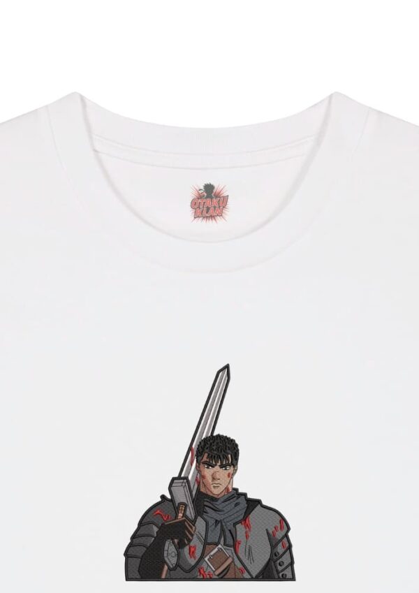 Camiseta Blanca Detalle Espadachín Sangriento - Guts Espadachín Sangriento - Guts