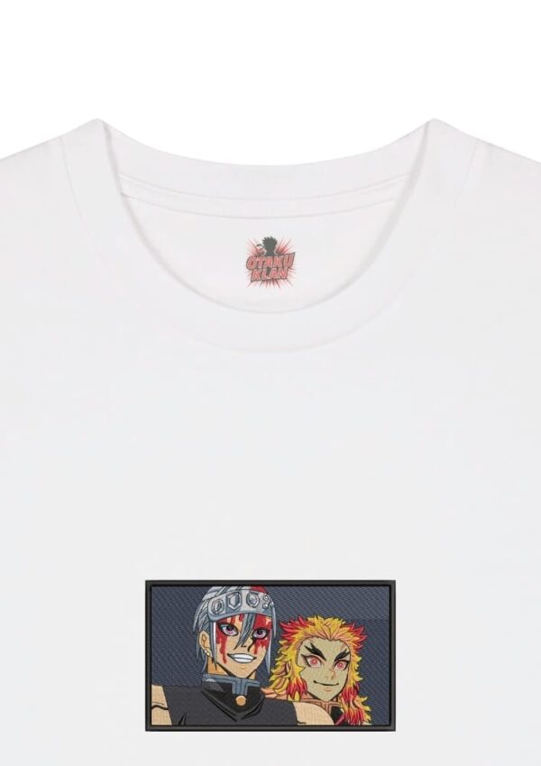 Camiseta Blanca Detalle Pilares del Fuego y el Ritmo - Tengen Uzui & Kyojuro Rengoku Pilares del Fuego y el Ritmo - Tengen Uzui & Kyojuro Rengoku