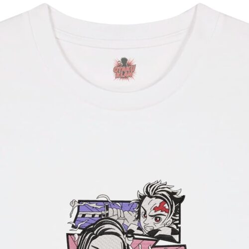 Camiseta Blanca Detalle Respira y Lucha - Tanjiro Kamado & Nezuko Kamado & Inosuke Hashibira & Zenitsu Agatsuma Respira y Lucha - Tanjiro Kamado & Nezuko Kamado & Inosuke Hashibira & Zenitsu Agatsuma