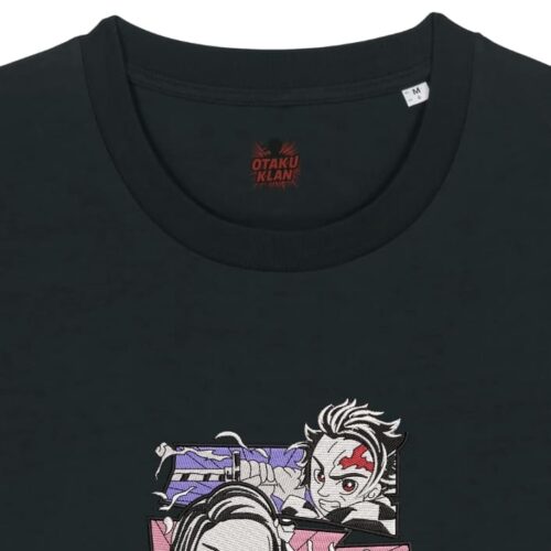 Camiseta Negra Detalle Respira y Lucha - Tanjiro Kamado & Nezuko Kamado & Inosuke Hashibira & Zenitsu Agatsuma Respira y Lucha - Tanjiro Kamado & Nezuko Kamado & Inosuke Hashibira & Zenitsu Agatsuma