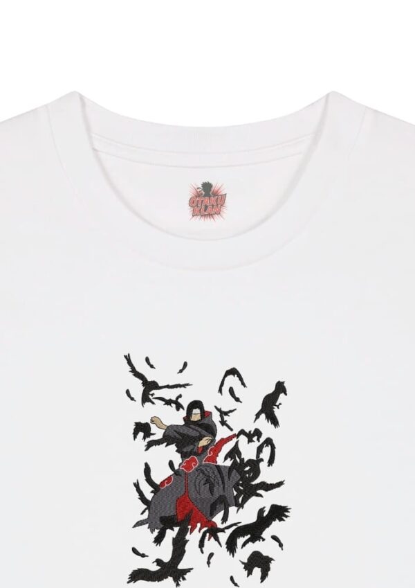 Camiseta Blanca Detalle Danza de los Cuervos - Itachi Uchiha Danza de los Cuervos - Itachi Uchiha