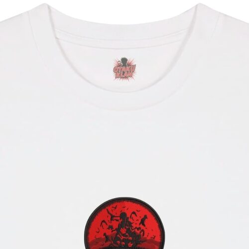 Camiseta Blanca Detalle Destino Uchiha - Itachi Uchiha Destino Uchiha - Itachi Uchiha