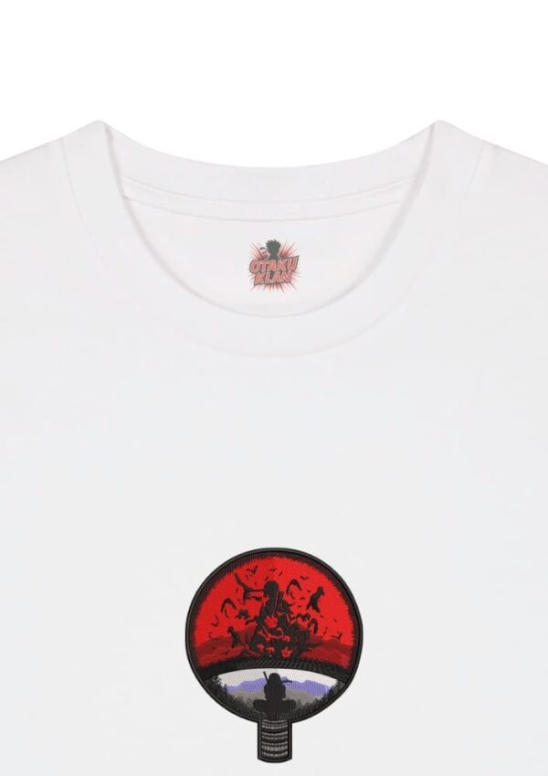 Camiseta Blanca Detalle Destino Uchiha - Itachi Uchiha Destino Uchiha - Itachi Uchiha