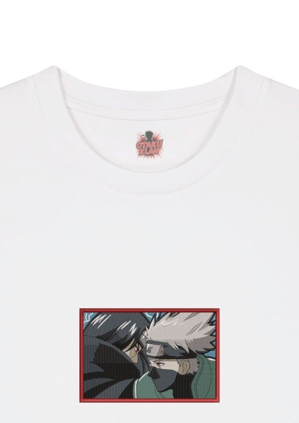 Camiseta Blanca Detalle Duelo de Miradas - Itachi Uchiha & Kakashi Hatake Duelo de Miradas - Itachi Uchiha & Kakashi Hatake