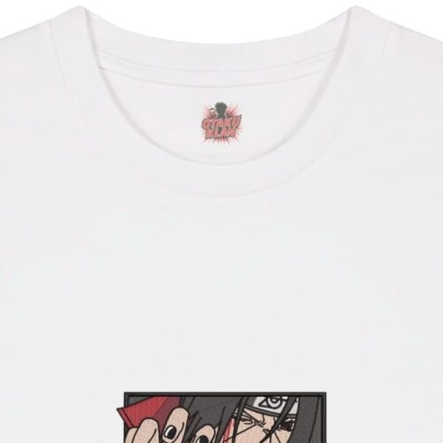 Camiseta Blanca Detalle El Peso del Clan - Itachi Uchiha El Peso del Clan - Itachi Uchiha