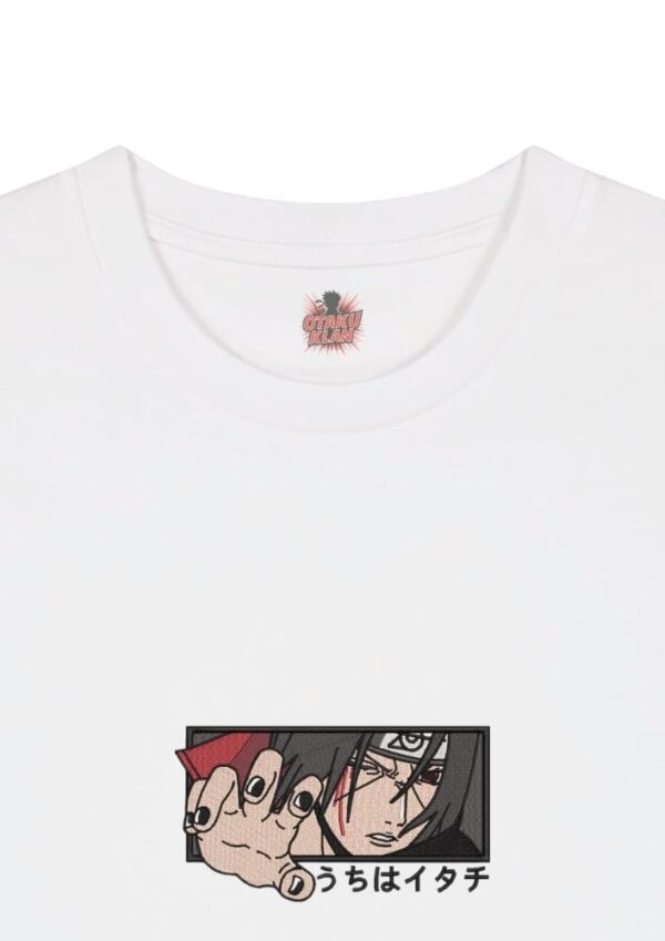 Camiseta Blanca Detalle El Peso del Clan - Itachi Uchiha El Peso del Clan - Itachi Uchiha