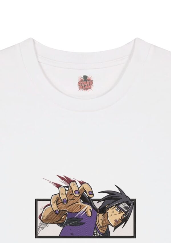 Camiseta Blanca Detalle Eterno Sacrificio - Itachi Uchiha Eterno Sacrificio - Itachi Uchiha