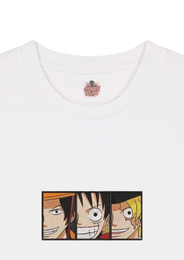 Camiseta Blanca Detalle Hermanos del Sombrero - Portgas D. Ace & Monkey D. Luffy & Sabo Hermanos del Sombrero - Portgas D. Ace & Monkey D. Luffy & Sabo