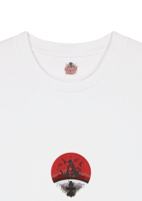 Camiseta Blanca Detalle Legado Uchiha - Itachi Uchiha Legado Uchiha - Itachi Uchiha