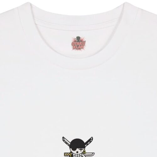 Camiseta Blanca Detalle Logo Calavera Santoryu - Roronoa Zoro Logo Calavera Santoryu - Roronoa Zoro