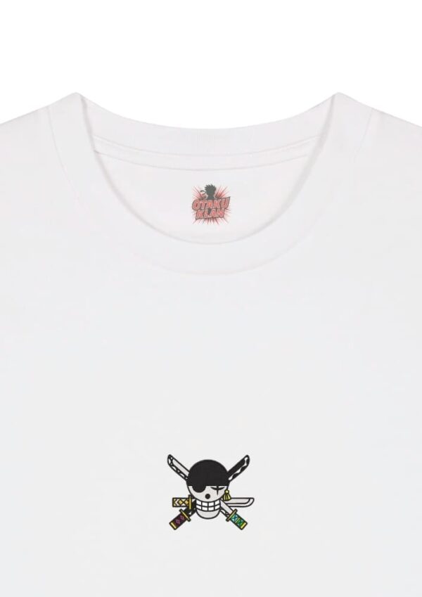 Camiseta Blanca Detalle Logo Calavera Santoryu - Roronoa Zoro Logo Calavera Santoryu - Roronoa Zoro