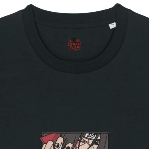 Camiseta Negra Detalle El Peso del Clan - Itachi Uchiha El Peso del Clan - Itachi Uchiha