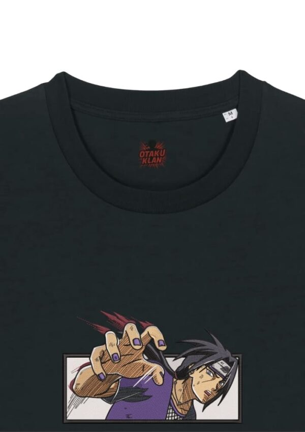 Camiseta Negra Detalle Eterno Sacrificio - Itachi Uchiha Eterno Sacrificio - Itachi Uchiha