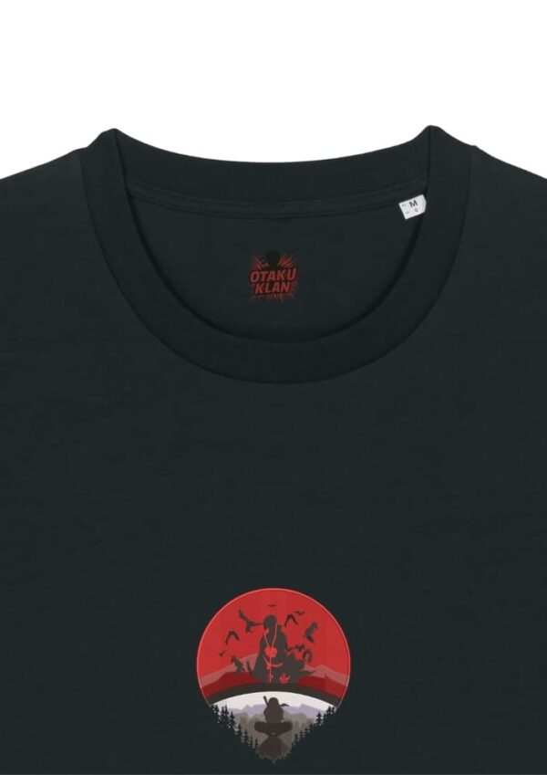 Camiseta Negra Detalle Legado Uchiha - Itachi Uchiha Legado Uchiha - Itachi Uchiha